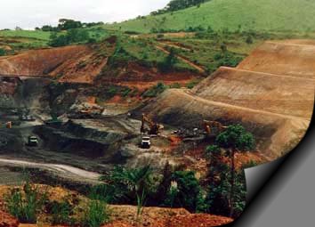 Mit dem Diesel-Lastwagen aus der Mine zur Lagerhalde